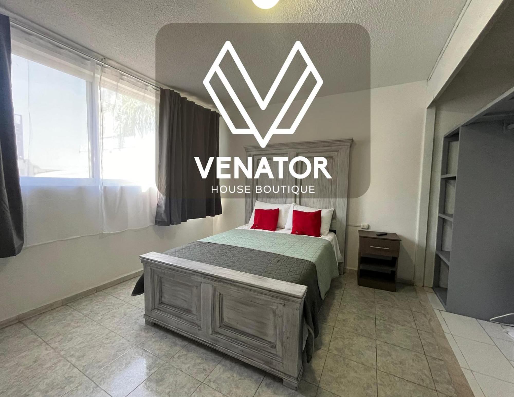 7 Venator House Boutique Aparthotel Leon Exterior photo